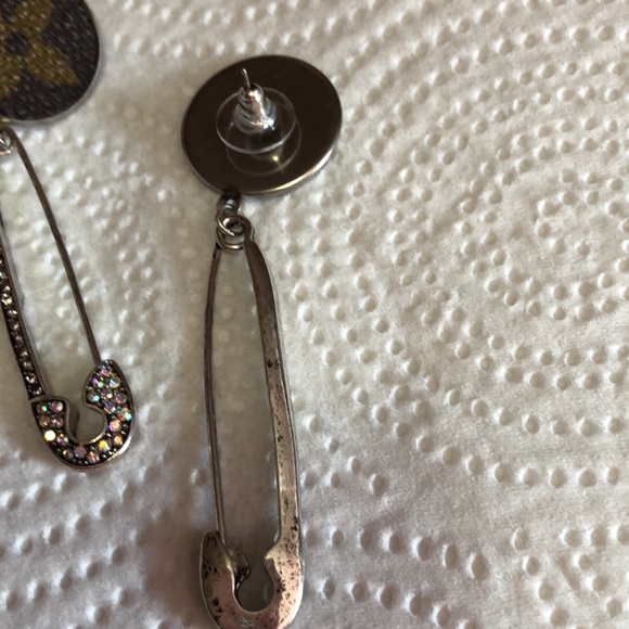 💕🎀💕SIMPLY OBSESSED🎀💕🎀 (DESIGNER INSPIRED)SAFETY PIN EARRINGS. - Picture 4 of 5